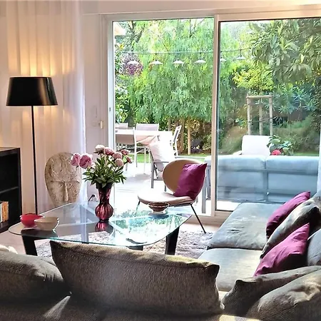 Dans Un Puits De Verdure Avec Piscine Residentielle וילה