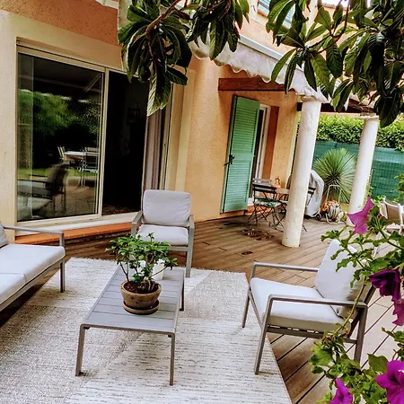 Dans Un Puits De Verdure Avec Piscine Residentielle ואלבון